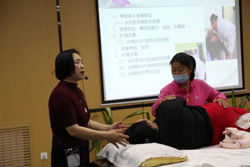 培訓(xùn)結(jié)業(yè)就地招聘<strong></p>
<p>職場招聘
</strong>，就業(yè)困難人員從課堂一步跨到職場:職場招聘
